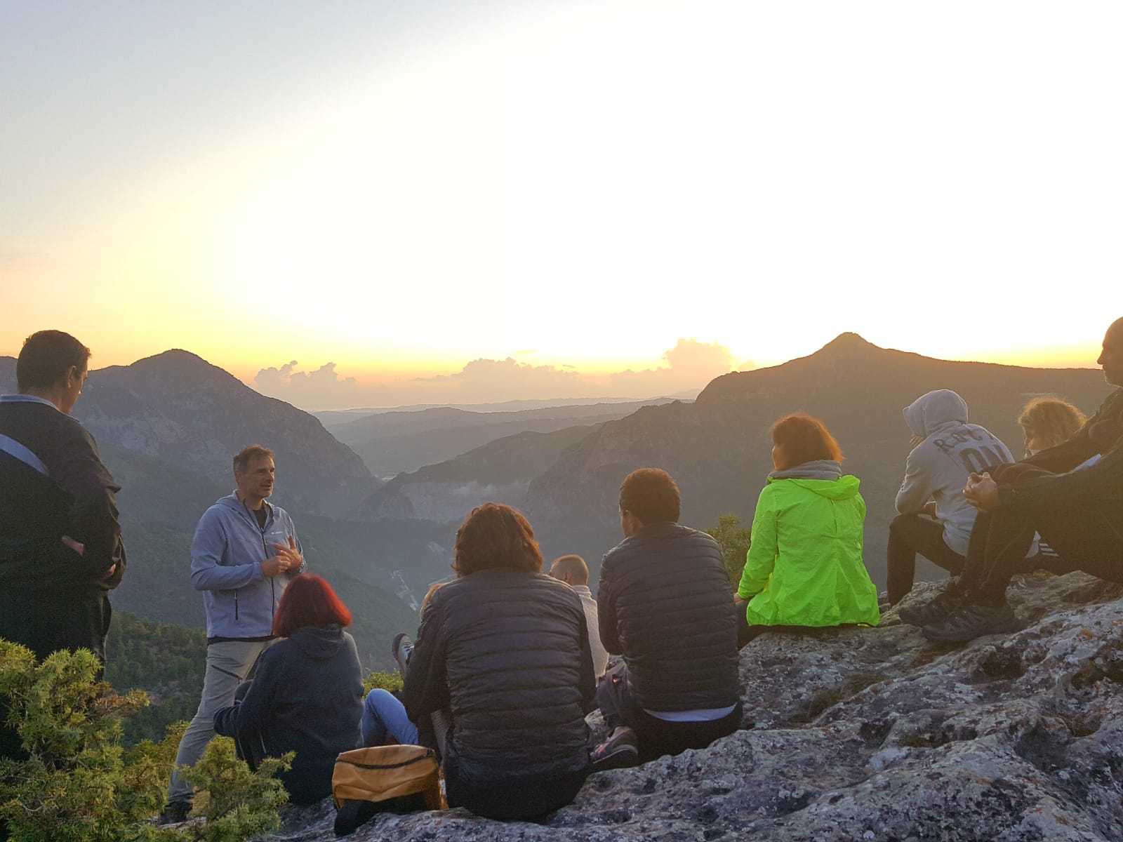 Escursione in montagna al sorgere del sole